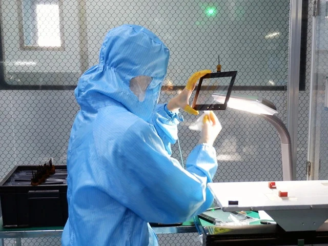 DISEA packing process step 33: Cover Inspection and Cleaning