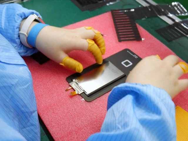 DISEA packing process step 35: Accessories Assembly